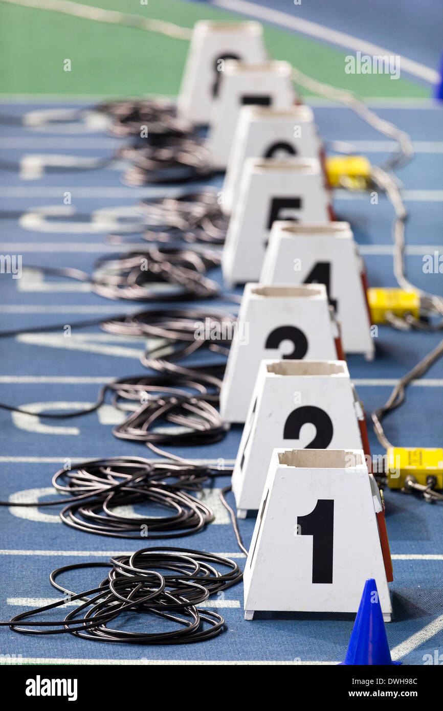 Blocchi di partenza presso il British Indoor Athletics Championships, Inglese Istituto di Sport di Sheffield, UK. Foto Stock