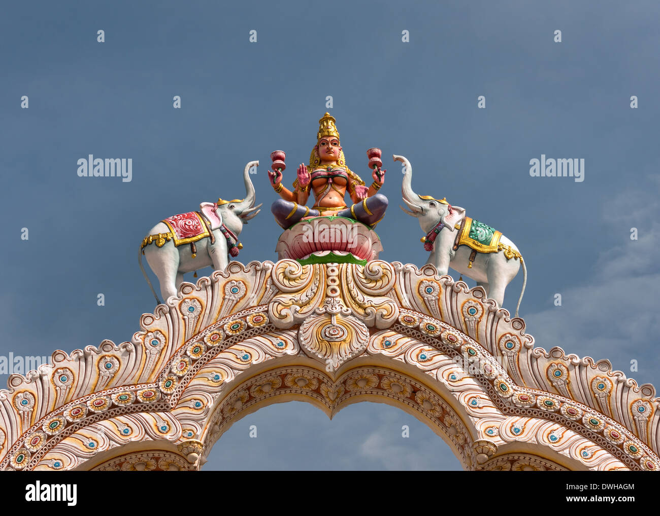 Dea Lakshmi sulla parte superiore del cancello di ingresso a Sripuram, Tempio d'oro, in Vellore, Tamil Nadu, India. Foto Stock