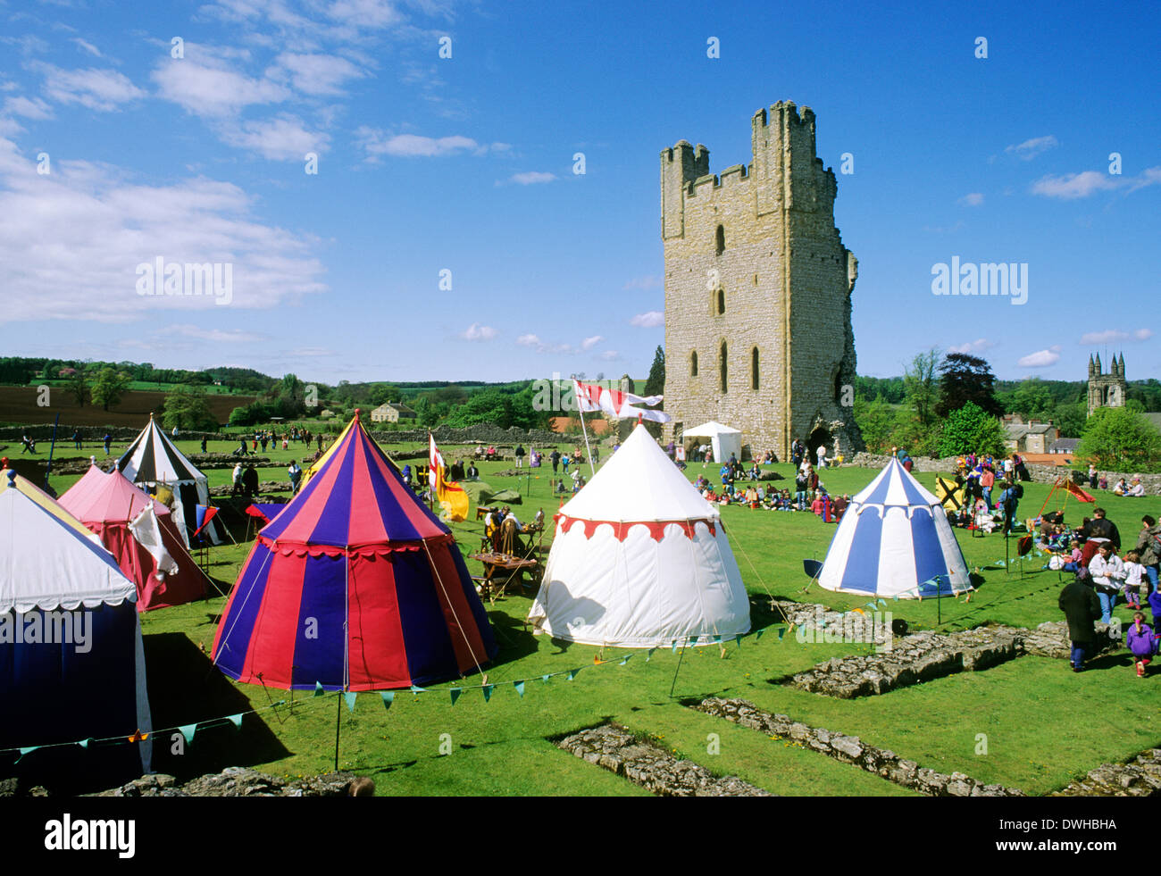 Medieval rievocazione storica, Castello di Helmsley Yorkshire, Inghilterra, Regno Unito, tende encampment inglese castelli Foto Stock