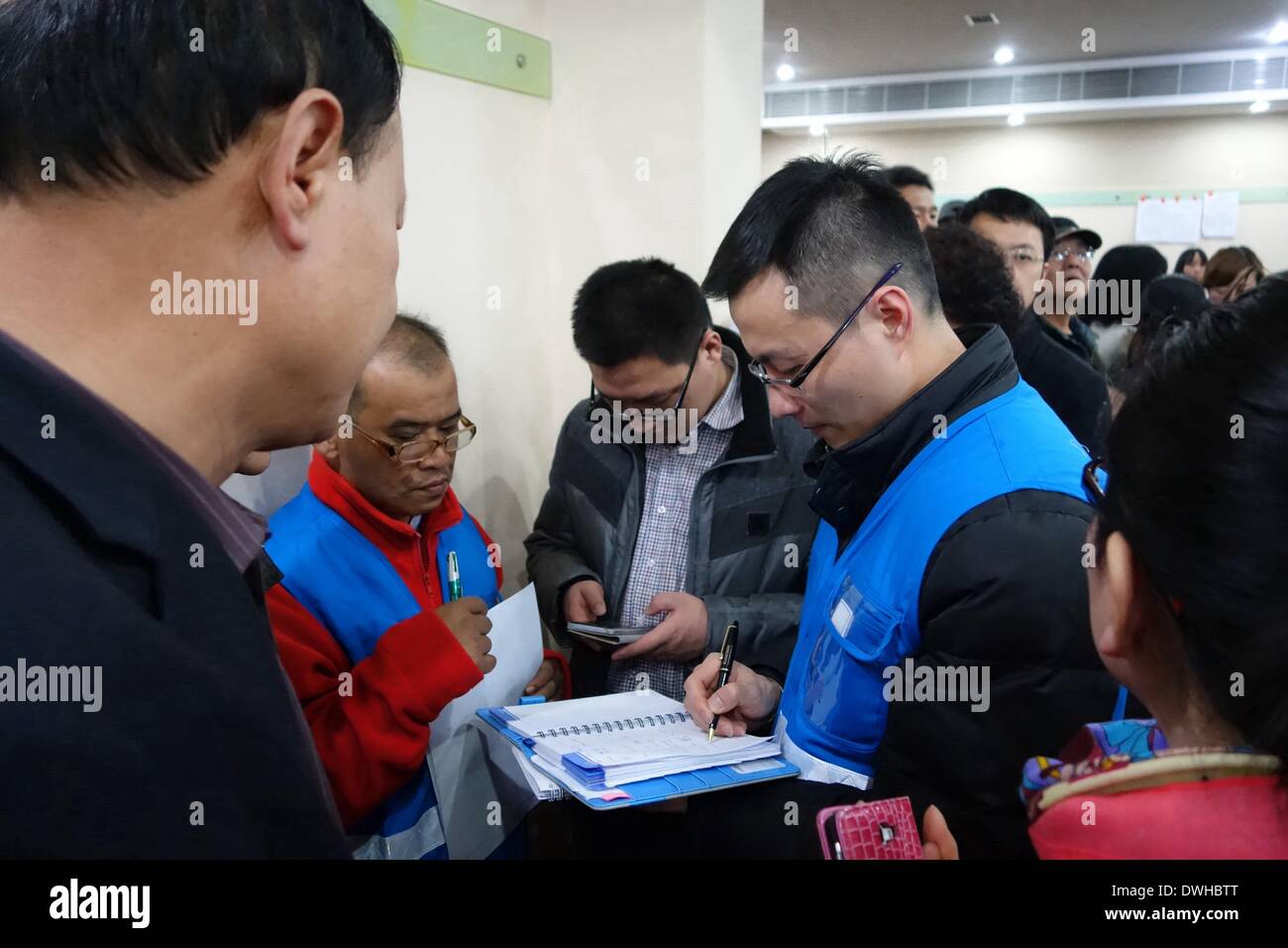 Pechino, Cina. 9 Mar 2014. Il personale della Malaysia Airlines registra le informazioni dei parenti dei passeggeri a bordo del volo mancanti in Pechino, capitale della Cina, 9 marzo 2014. La Malaysia Airlines MH370, un Boeing B777-200, comunicazione persa e il segnale radar sul suo volo da Malaysia capitale Kuala Lumpur a Pechino l inizio del sabato mattina. A bordo sono stati 227 i passeggeri provenienti da 14 paesi, tra cui 154 Cinese e Malese 12 equipaggio di volo. Credito: Li Xin/Xinhua/Alamy Live News Foto Stock