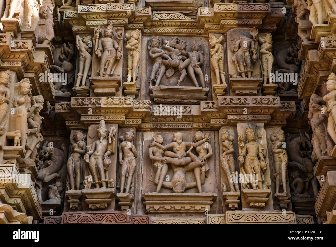 (140309) -- il MADHYA PRADESH, 9 marzo 2014 (Xinhua) -- Foto scattata il 8 marzo 2014 mostra le sculture di Kandariya tempio di Khajuraho gruppo di monumenti in Madhya Pradesh dell India. Il gruppo di Khajuraho di monumenti, o i templi di Khajuraho nel Madhya Pradesh in India sono state costruite durante la dinastia Chandela, che raggiunse il suo massimo splendore tra 950 e 1050. Rimangono solo circa 20 templi; essi sono divisi in tre gruppi distinti e appartengono a due diverse religioni -- Induismo e Jainismo. Essi un perfetto equilibrio tra architettura e scultura. I templi di Khajuraho sono decorare Foto Stock