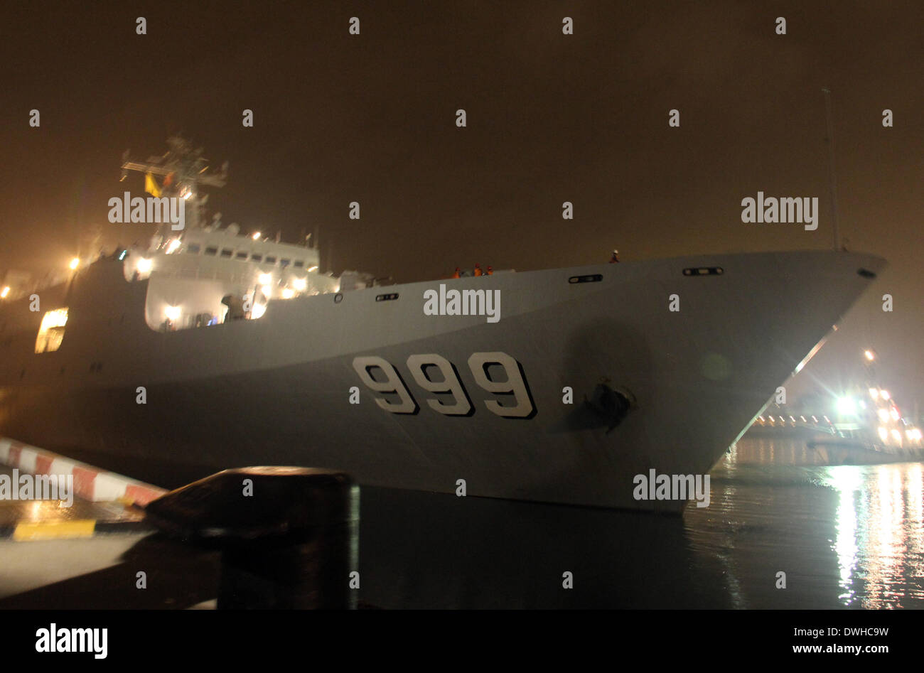 Zhanjiang, Cina. 9 Marzo, 2014. Marina militare cinese di nave da guerra 'Jinggangshan' si prepara a lasciare per il possibile sito manca la Malaysia Airlines volo a Zhanjiang porta nella città di Zhanjiang, nel sud della Cina di Provincia di Guangdong, inizio Marzo 9, 2014. La sbarco nave, caricato con life-salvataggio attrezzature subacquee, impianti di rivelazione e di materiali di consumo di olio, acqua e cibo, figurano la domenica mattina per la ricerca e il salvataggio della missione. La nave trasporta un 14-forte contingente medico e un underwater rescue team consisteva di 10 subacquei. Due elicotteri nonché 52 marines, ca Foto Stock