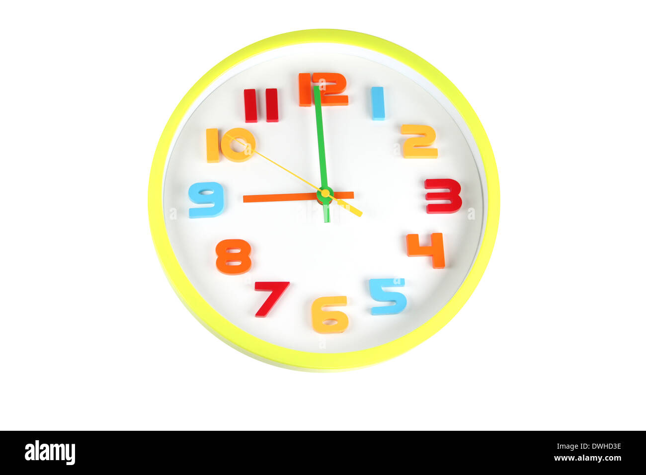 Orologio colorato nel predire il tempo di nove su sfondo bianco. Foto Stock