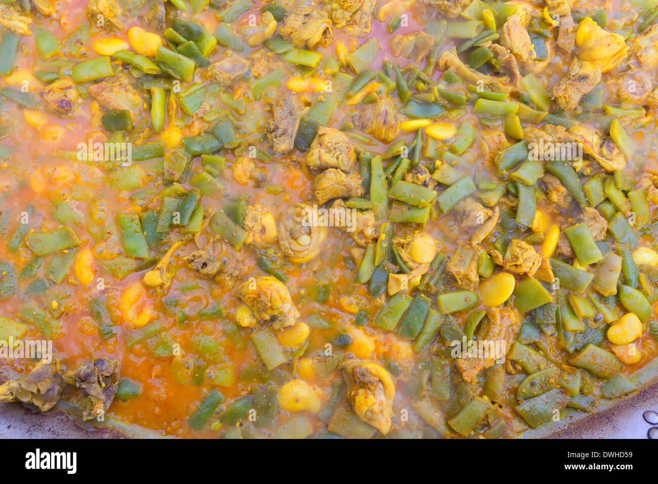 Cucina tipica paella da Valencia Spagna ricetta con chicchi di riso pollo e buona mano Foto Stock