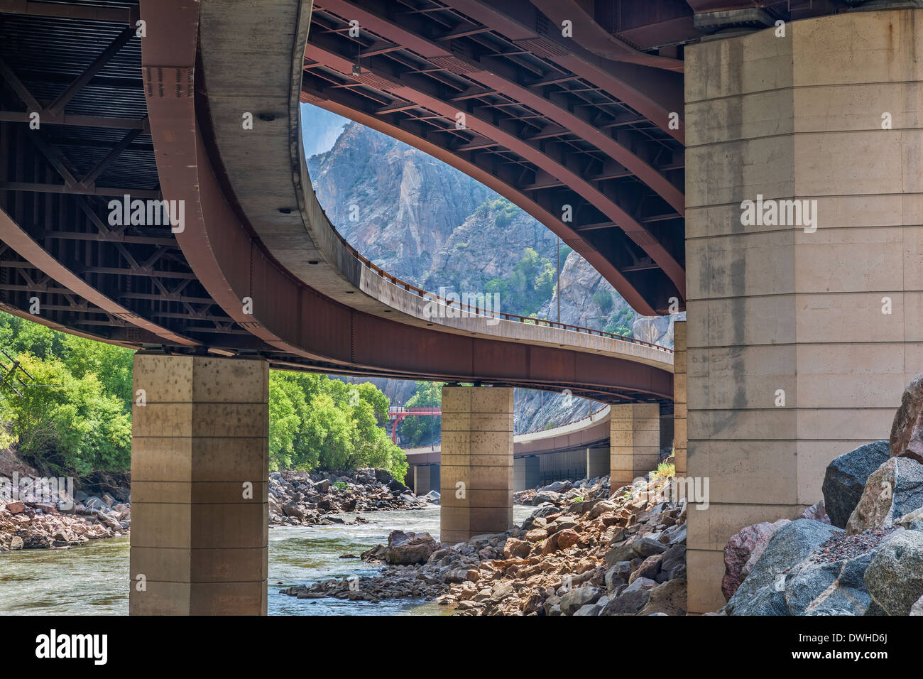 Il fiume Colorado e viadotti autostradali in Glenwood Canyon, Colorado Foto Stock