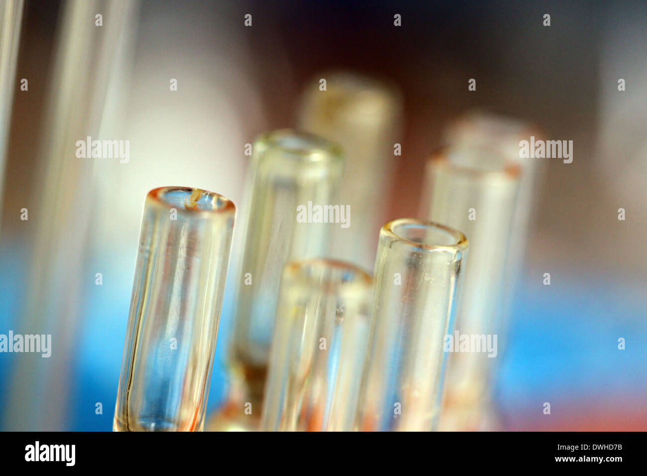 Molti tubi di test in laboratorio di sfondo. Foto Stock