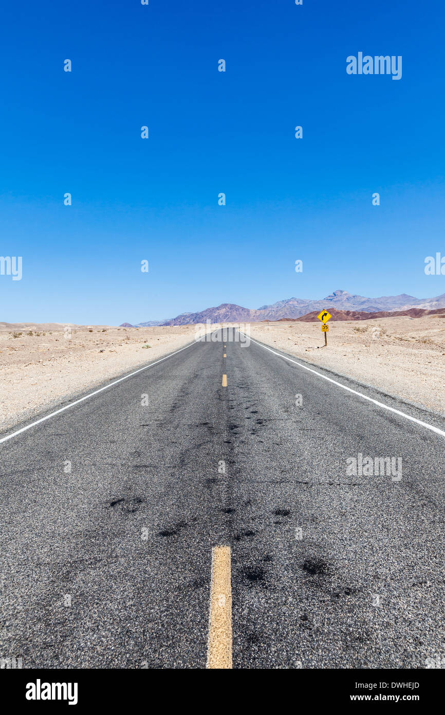 Prospettiva della strada nel mezzo della Valle della Morte del deserto, STATI UNITI D'AMERICA Foto Stock