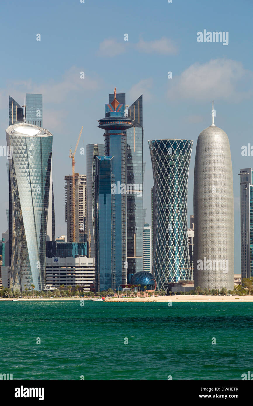 Doha, Qatar, nuovo skyline del West Bay quartiere finanziario centrale Foto Stock