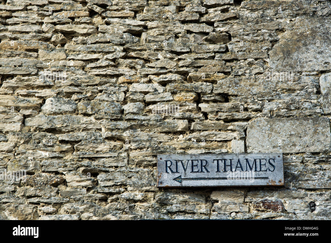Il fiume Tamigi segno su un muro di pietra in Lechlade, Cotswolds, Gloucestershire, Inghilterra Foto Stock
