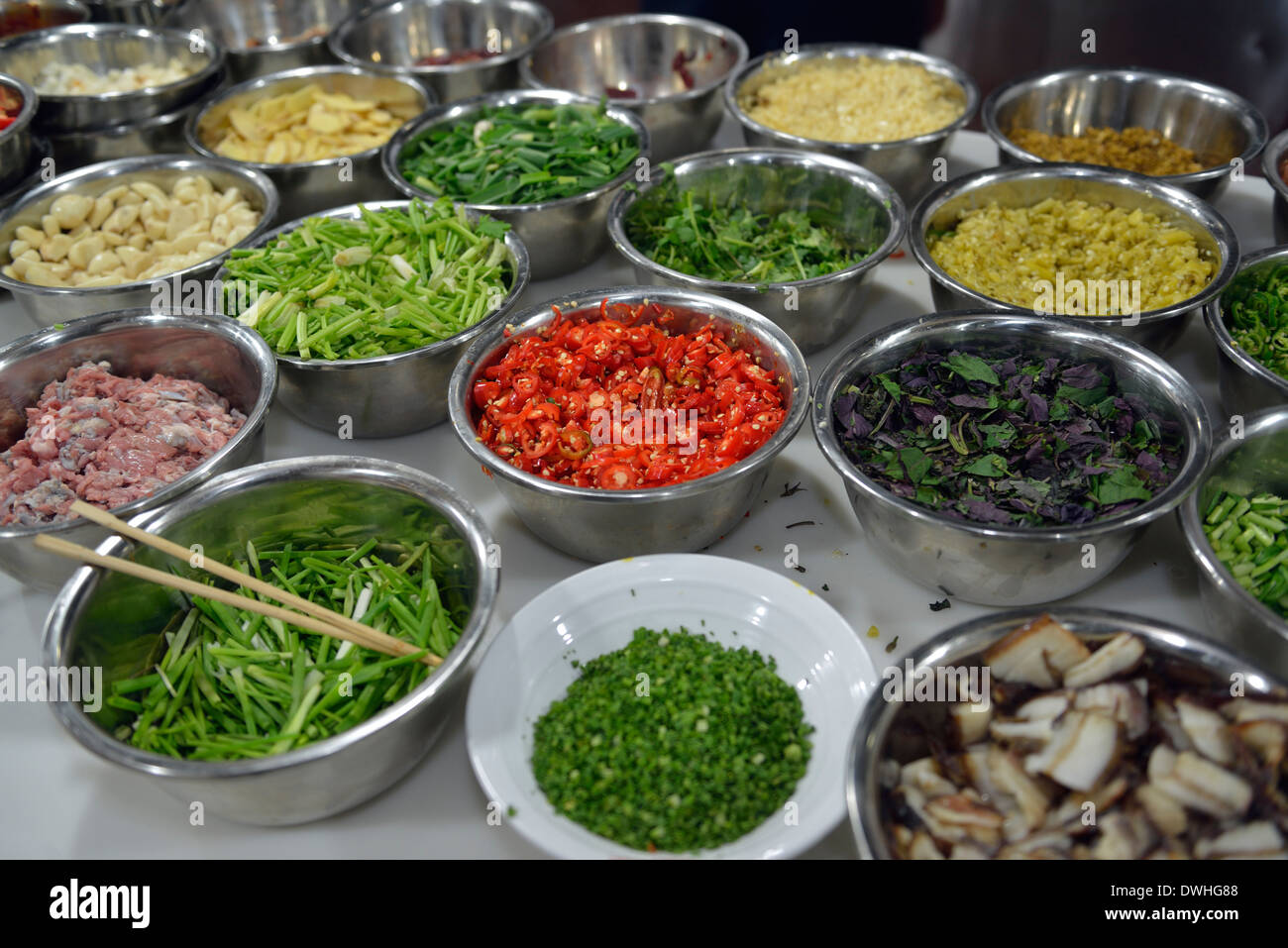 Gli ingredienti per cucinare Cucina Xiang o cucina Hunan in un ristorante di Changsha, nella provincia del Hunan, Cina. Foto Stock