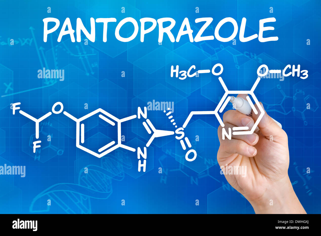Mano con disegno a penna la formula chimica di pantoprazolo Foto Stock