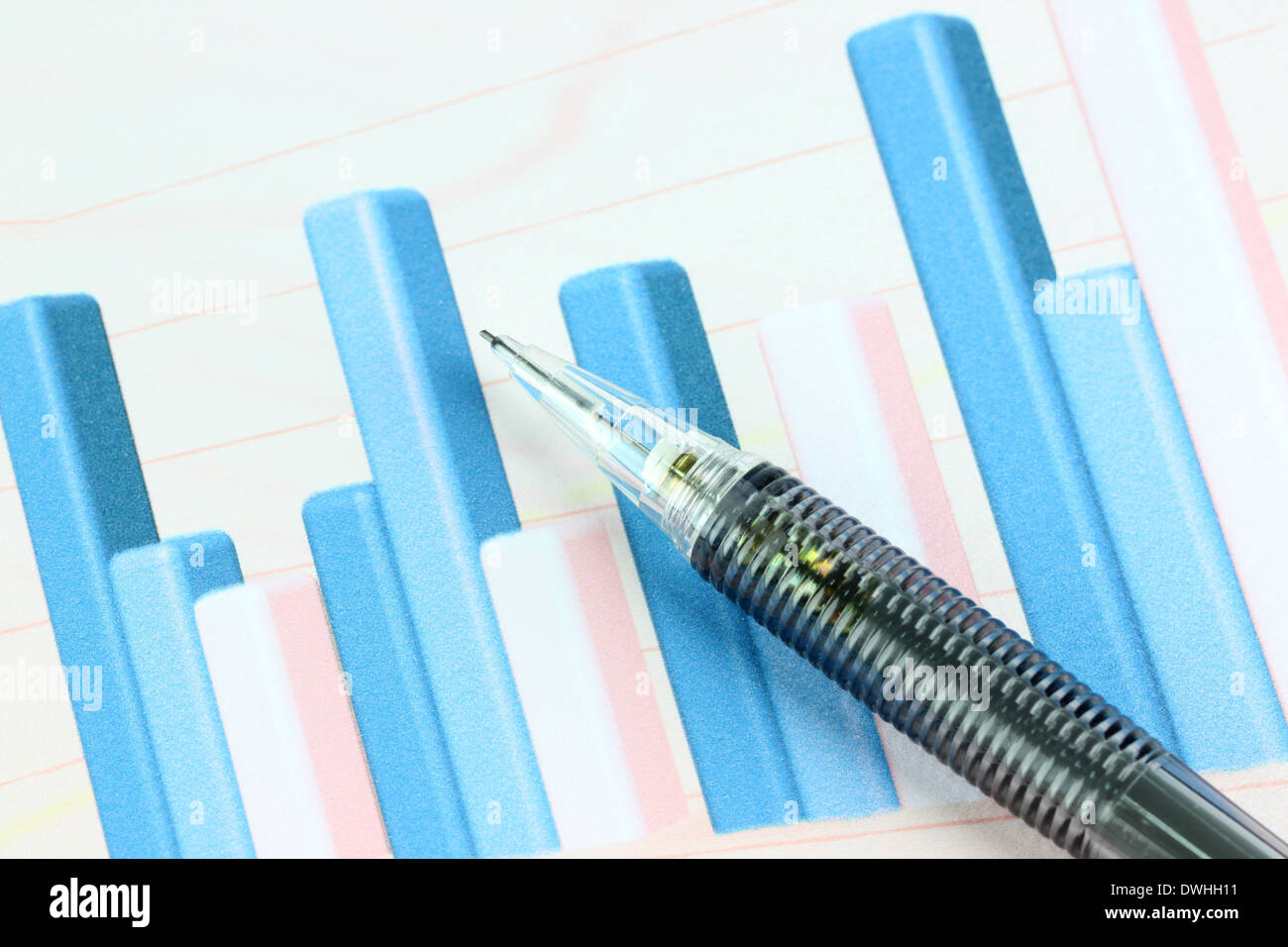 Closeup Matita meccanica punto sul grafico a barra. Foto Stock