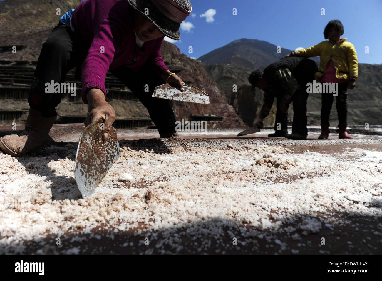 Markam. 9 Mar 2014. Gli abitanti di un villaggio di lavorare in una salina di nazionalità Naxi township di Markam contea di Qamdo Prefettura, a sud-ovest della Cina di regione autonoma del Tibet, 9 marzo 2014. La contea di Markam è conosciuto come un luogo con sale ricche di risorse. Da lontano, ci sono alcune 3,454 saline sulla scogliera piste e riverside in Naxi per far evaporare la soluzione salina al sole con un'ancestrale tecnica poiché la Dinastia Tang © 618-907 AD/Alamy Live News Foto Stock