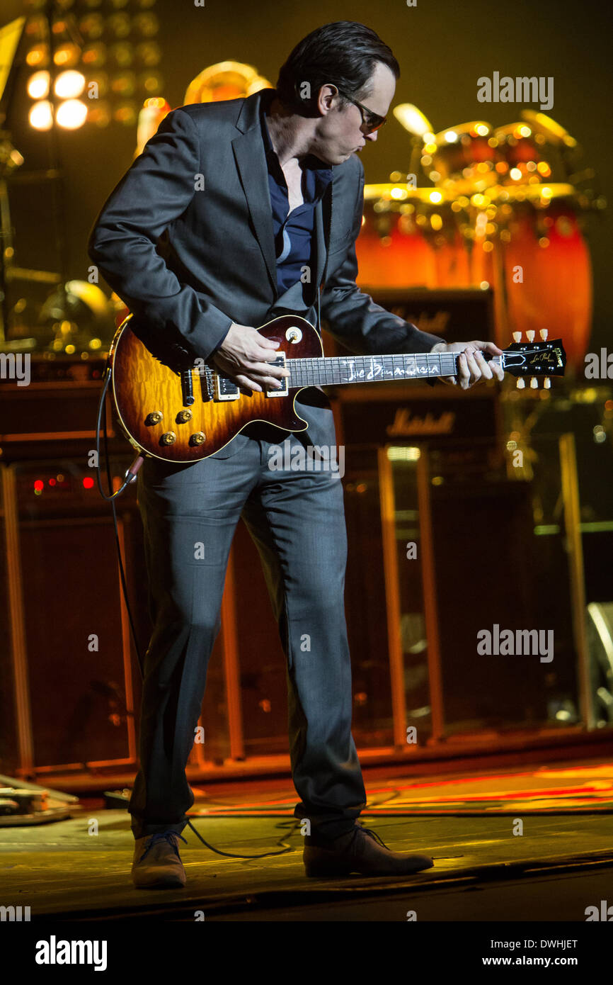 Milano Italia. Il giorno 08 marzo 2014. L'Americano blues rock chitarrista e cantante Joe Bonamassa eseguire live al Teatro degli Arcimboldi durante il 'sempre sulla strada World Tour 2014' Credito: Rodolfo Sassano/Alamy Live News Foto Stock