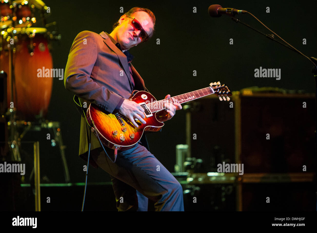 Milano Italia. Il giorno 08 marzo 2014. L'Americano blues rock chitarrista e cantante Joe Bonamassa eseguire live al Teatro degli Arcimboldi durante il 'sempre sulla strada World Tour 2014' Credito: Rodolfo Sassano/Alamy Live News Foto Stock