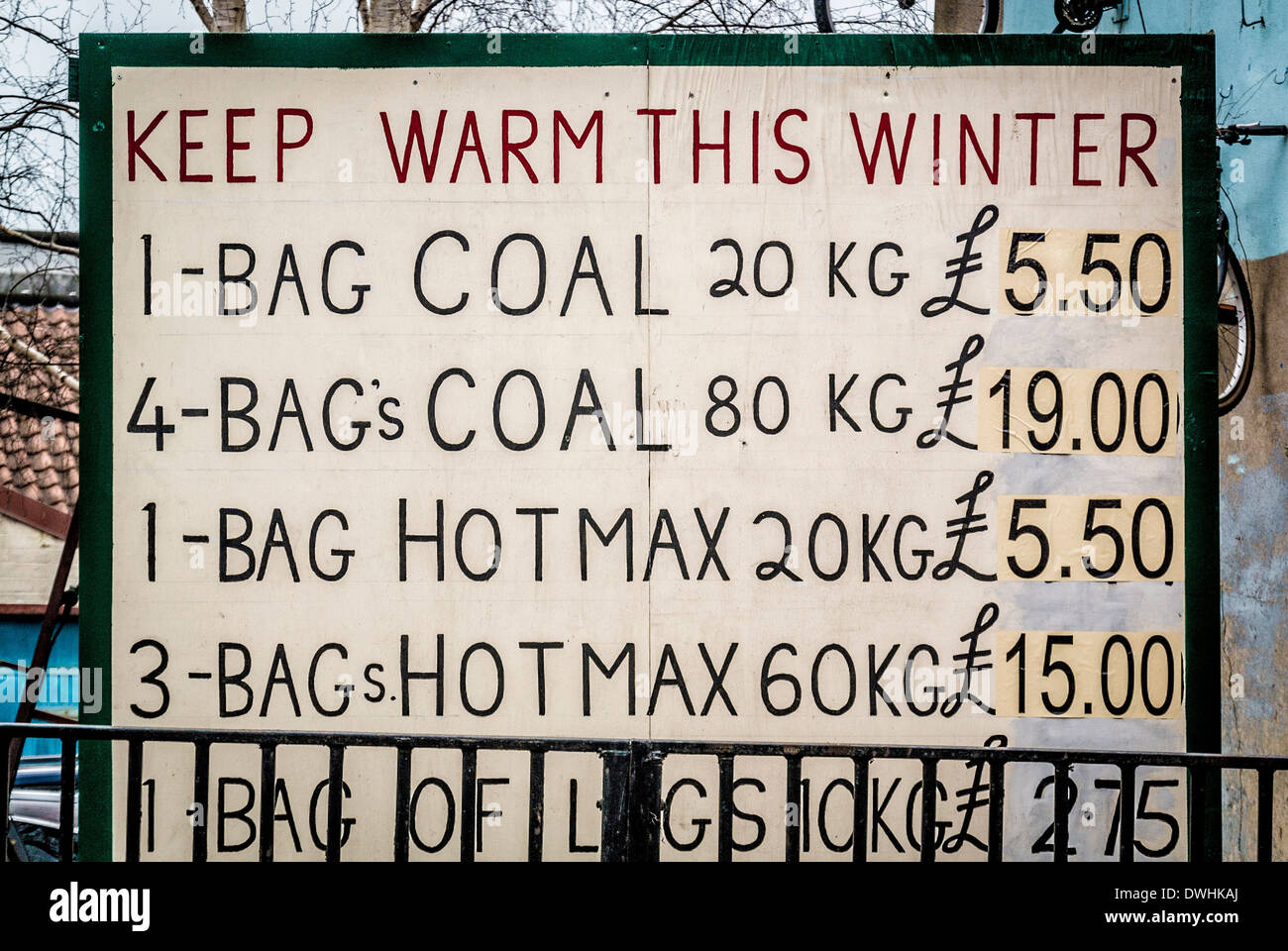 Tenere in caldo questo inverno segno con prezzi del carbone Foto Stock