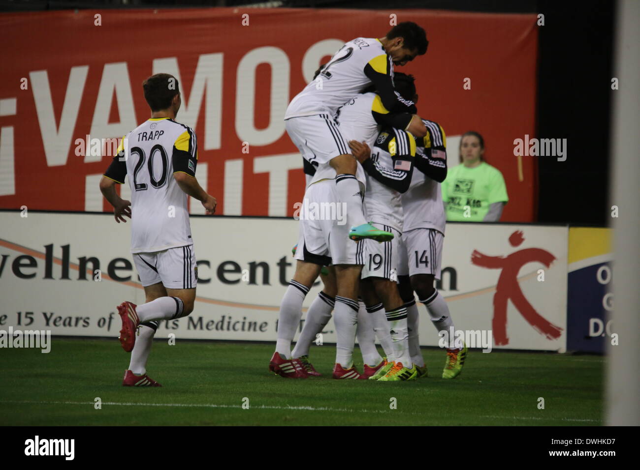 Washington DC, Stati Uniti d'America. 8 Marzo, 2014. RFK Stadium, DC Regno apre la stagione contro Columbus Crew. Columbus Crew sconfigge DC Uniti 3-0. Obiettivi da Columbus Crew Frederico Higuain #10 (due obiettivi) & Jairo Arrietto #19. Credito: Khamp Sykhammountry/Alamy Live News Foto Stock