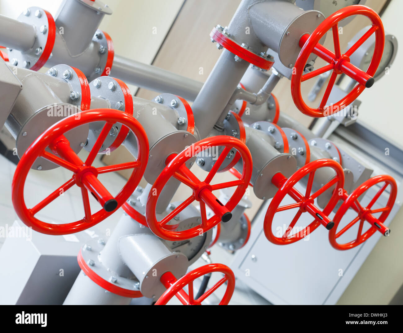 Gruppo di rosso le valvole industriali su grigio sistema di tubazioni Foto Stock
