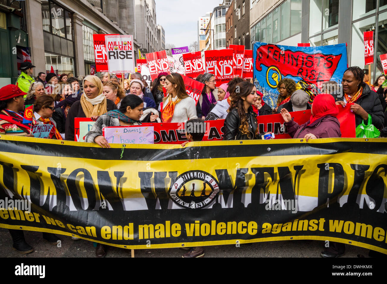 La Giornata internazionale della donna milioni di donne luogo marzo a Londra Foto Stock