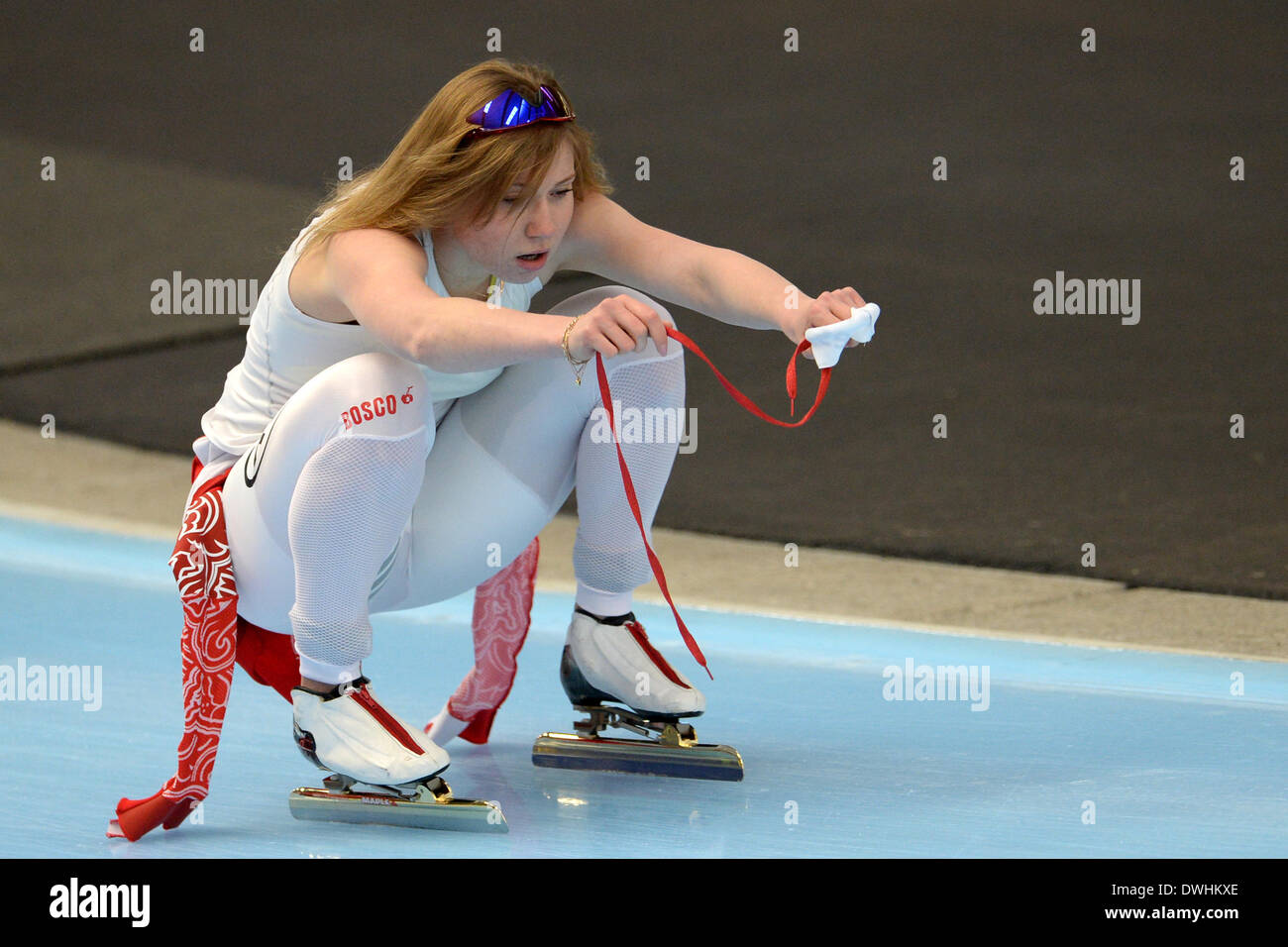 Inzell, Germania. 09Mar, 2014. Velocità russo skater Olga Fatkulina si estende dopo la sua gara donne del 1000 metro al pattinaggio di velocità World Cup a Max-Aicher-Arena a Inzell, Germania, 09 marzo 2014. Foto: ANDREAS GEBERT/dpa/Alamy Live News Foto Stock