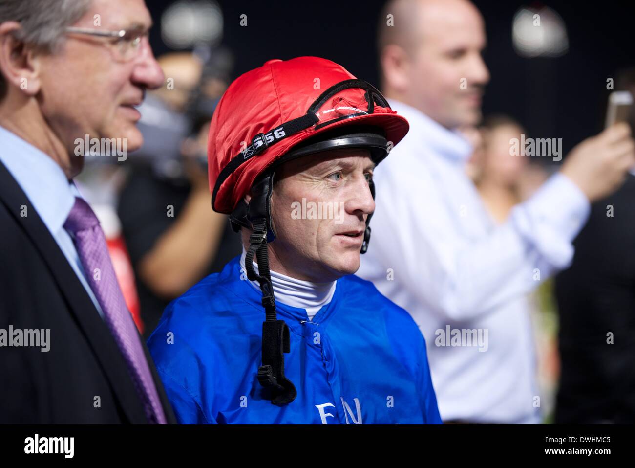 Dubai, EAU. 8 Marzo, 2014. Kieren Fallon e formatore Brian Pall parlare prima della partenza di gara 6 il 'Dubai Città dell'oro" all Ippodromo di Meydan durante il Dubai World Cup Super Sabato Credito: Tom Morgan/Alamy Live News Foto Stock