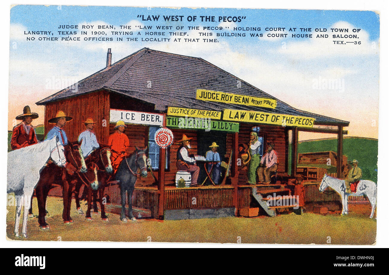 Questo 1930s cartolina mostra giudice Roy Bean, 'legge a ovest del Pecos' holding corte in Langtry, Texas, nel 1900, cercando il ladro di cavalli. Foto Stock