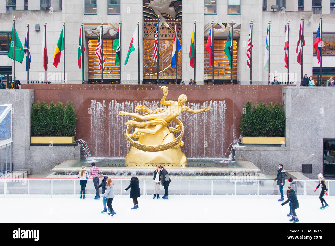 Pista di pattinaggio su ghiaccio con la statua di Prometeo presso il Centro Rockefeller. La città di New York, NY. Stati Uniti d'America. Foto Stock