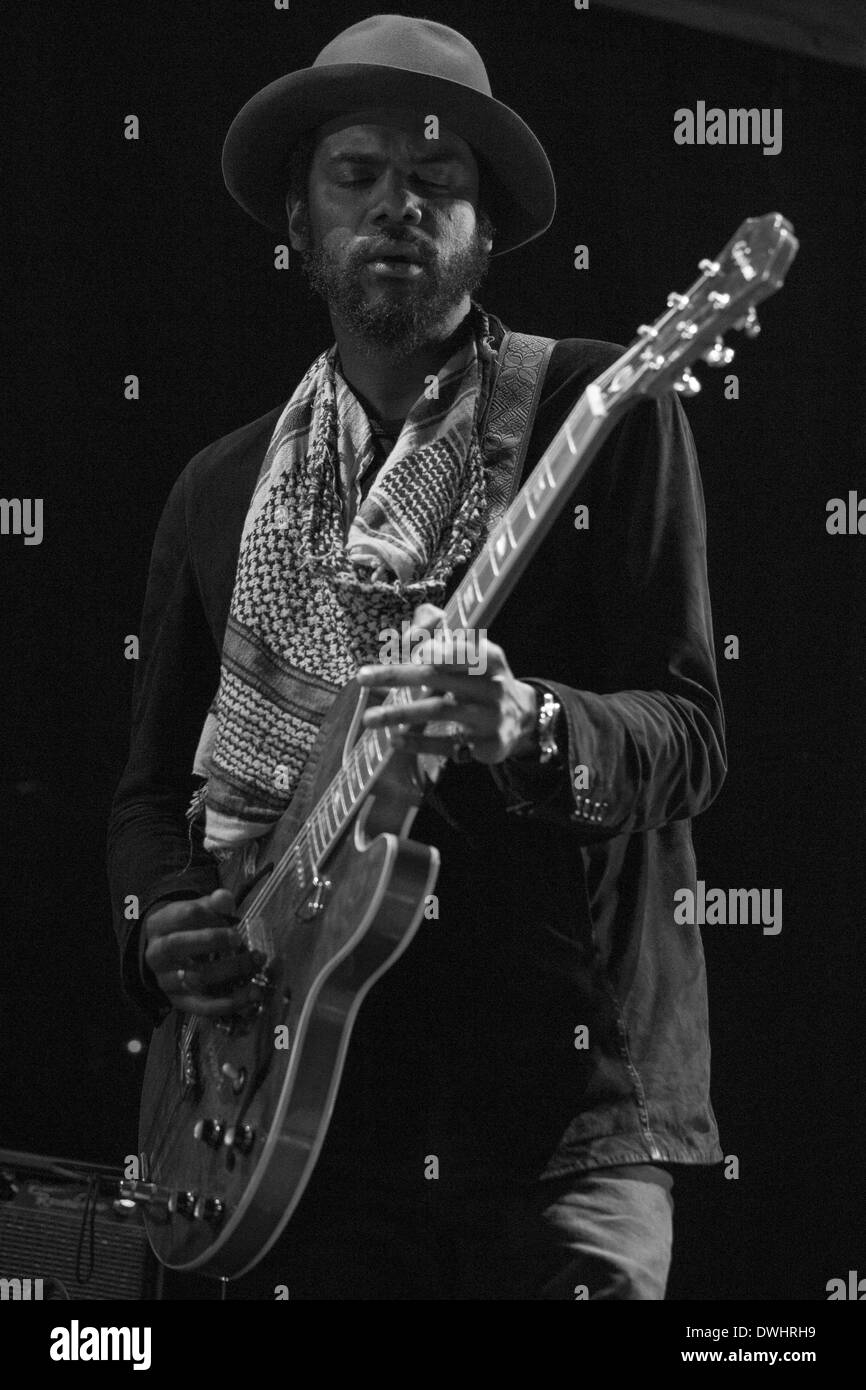 Chicago, Illinois, Stati Uniti d'America. 8 Mar 2014. Musicista Blues Gary Clark, JR. Suona dal vivo con la sua band presso la United Center di Chicago, Illinois © Daniel DeSlover/ZUMAPRESS.com/Alamy Live News Foto Stock