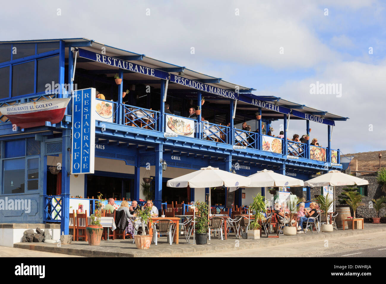 Sala da pranzo di persone al di fuori di un ristorante di pesce in El Golfo, Lanzarote, Isole Canarie, Spagna, Europa. Foto Stock