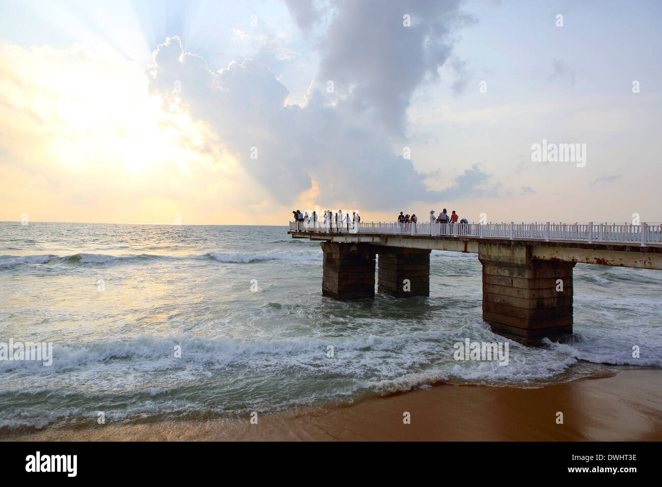 La gente a guardare il tramonto sul molo a Galle Face beach in Colombo, Sri Lanka Foto Stock