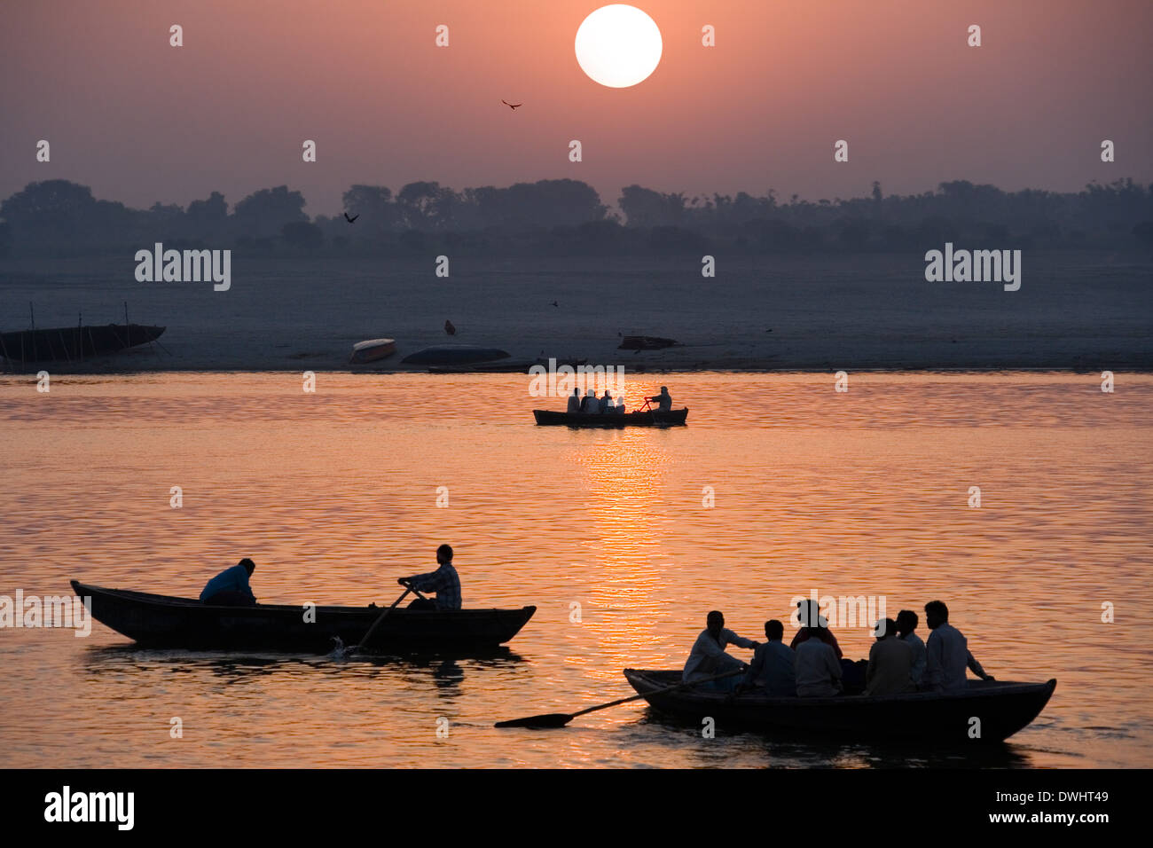 Dawn al ghats indù sulle rive del fiume sacro Gange - Varanasi - India Foto Stock