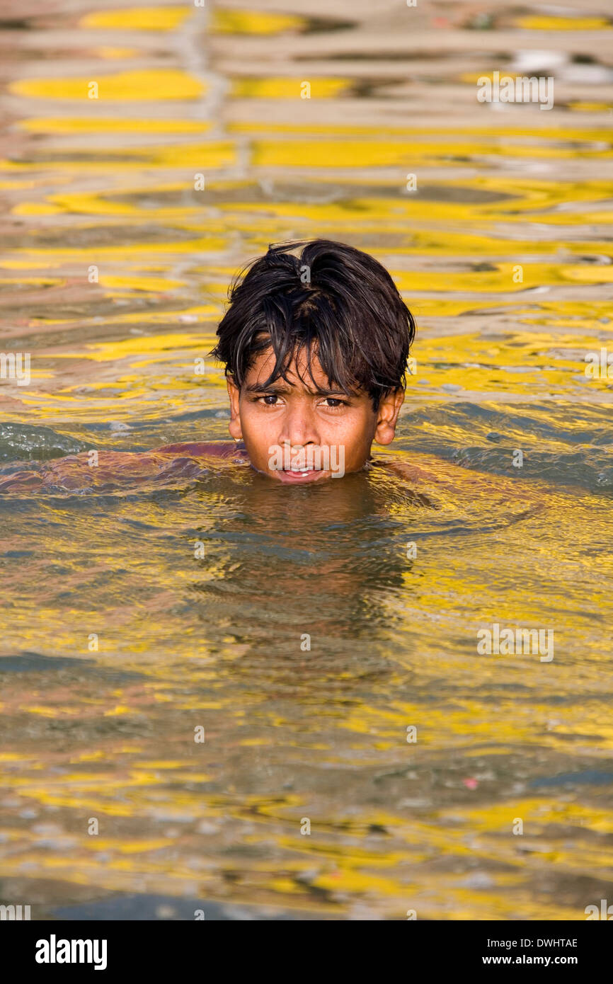 Ragazzo indiano nel sacro Gange - Varanasi - India Foto Stock