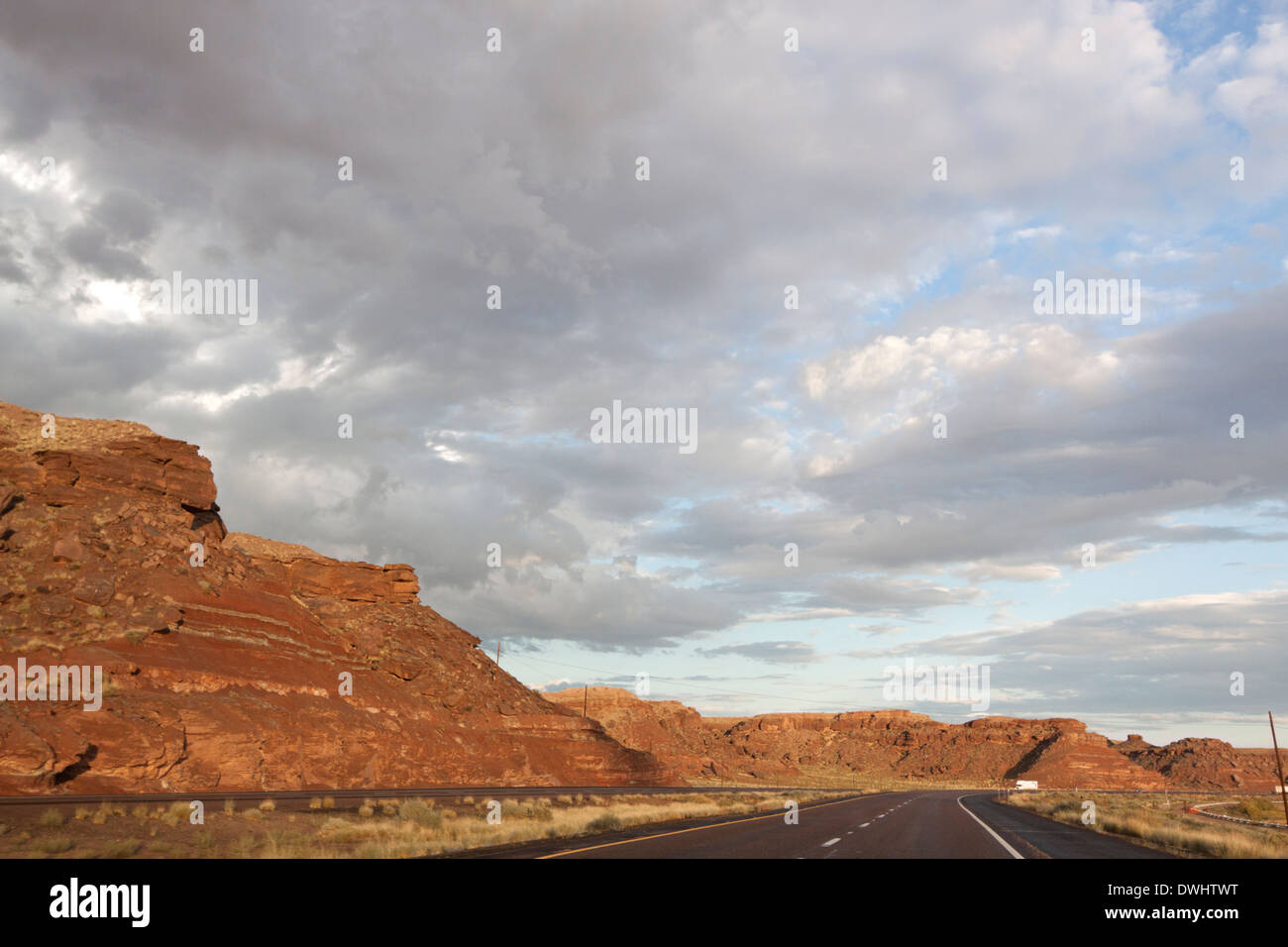 La guida su un percorso Interstatale 40 US Route 180 ex Route 66 nel deserto dell'Arizona Stati Uniti con nuvole temporalesche. Foto Stock