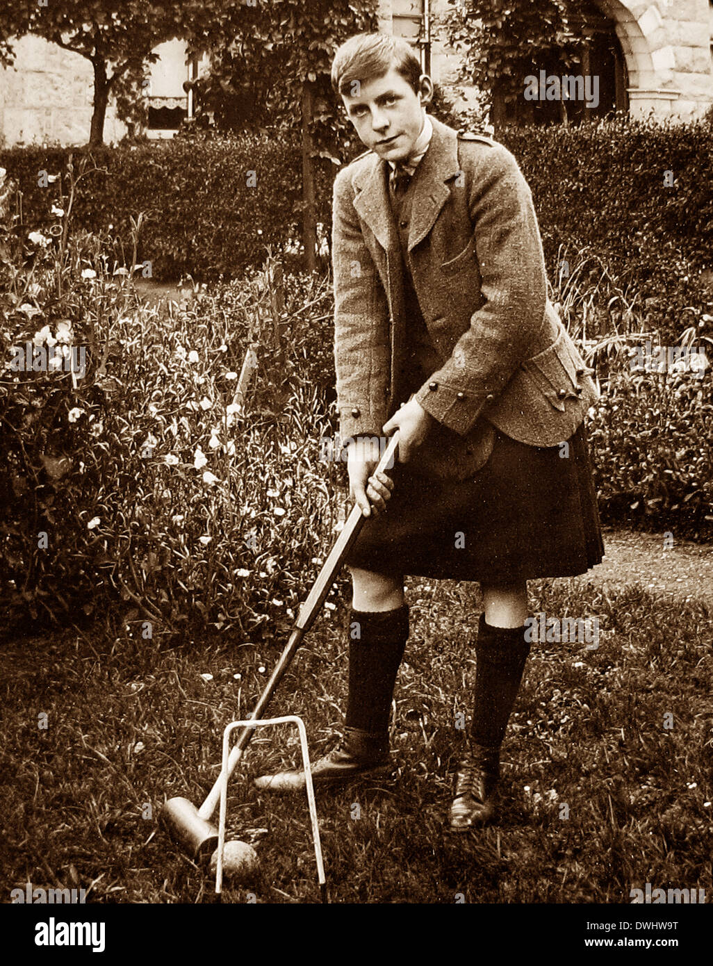Il Principe di Galles (più tardi re Edward VIII) giocando croquet Foto Stock