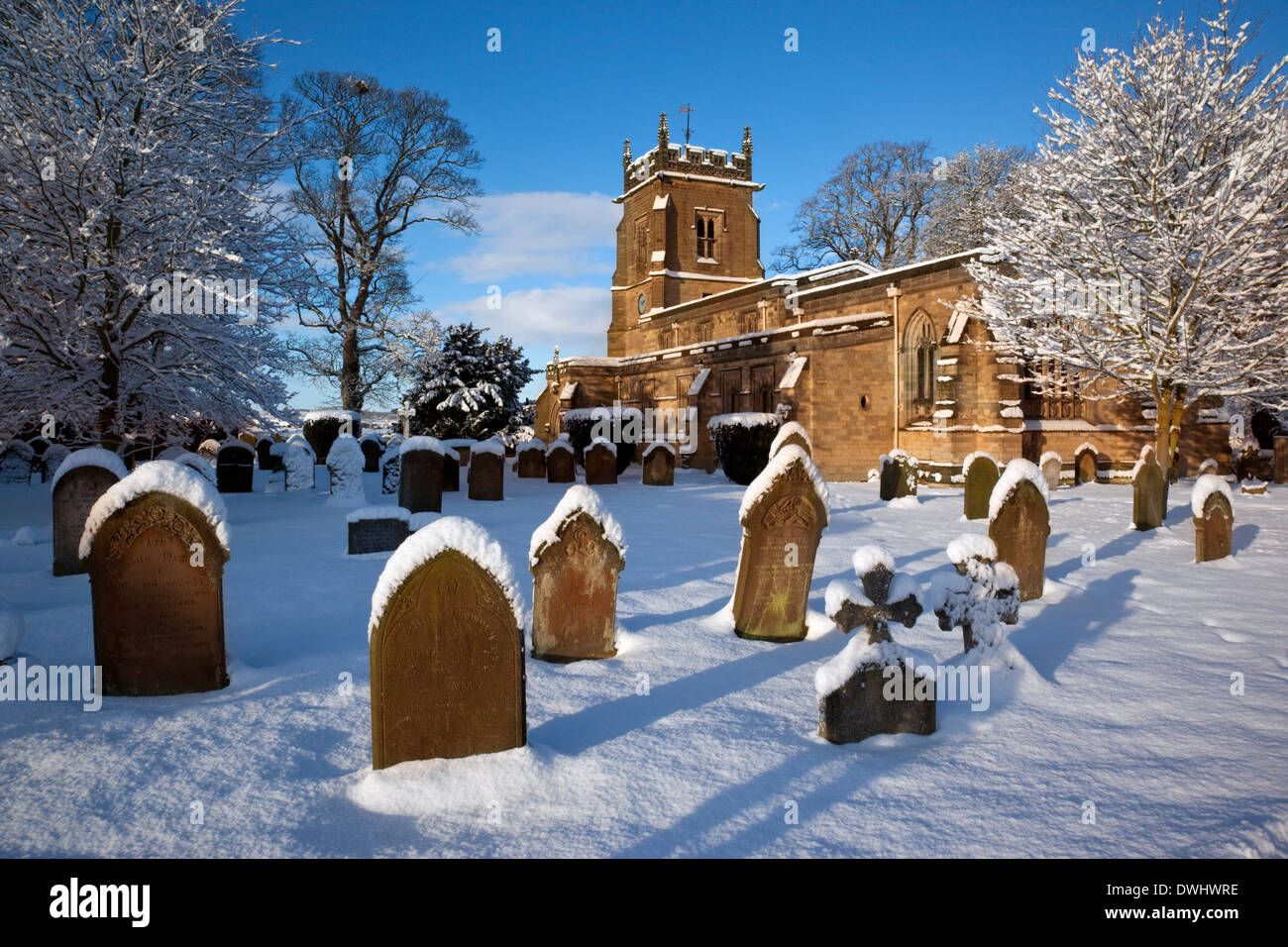 In inverno la neve in un villaggio chiesa cantiere in North Yorkshire nel Regno Unito Foto Stock