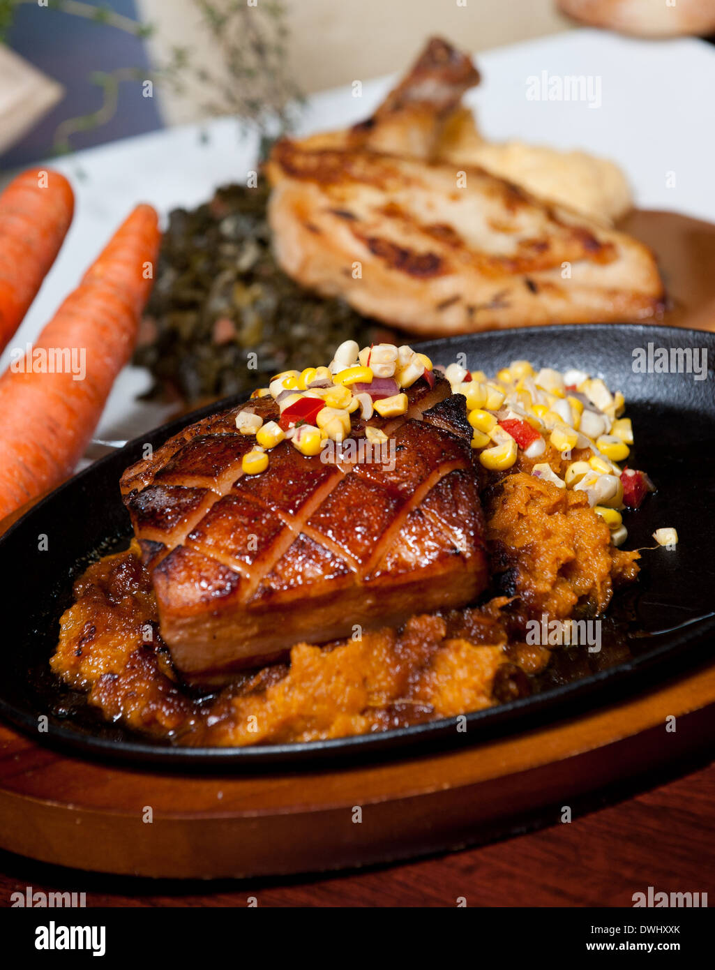 Cork's Wine Bar & Bistro, Amherst placcato piastra di maiale con patate dolci e mais Foto Stock