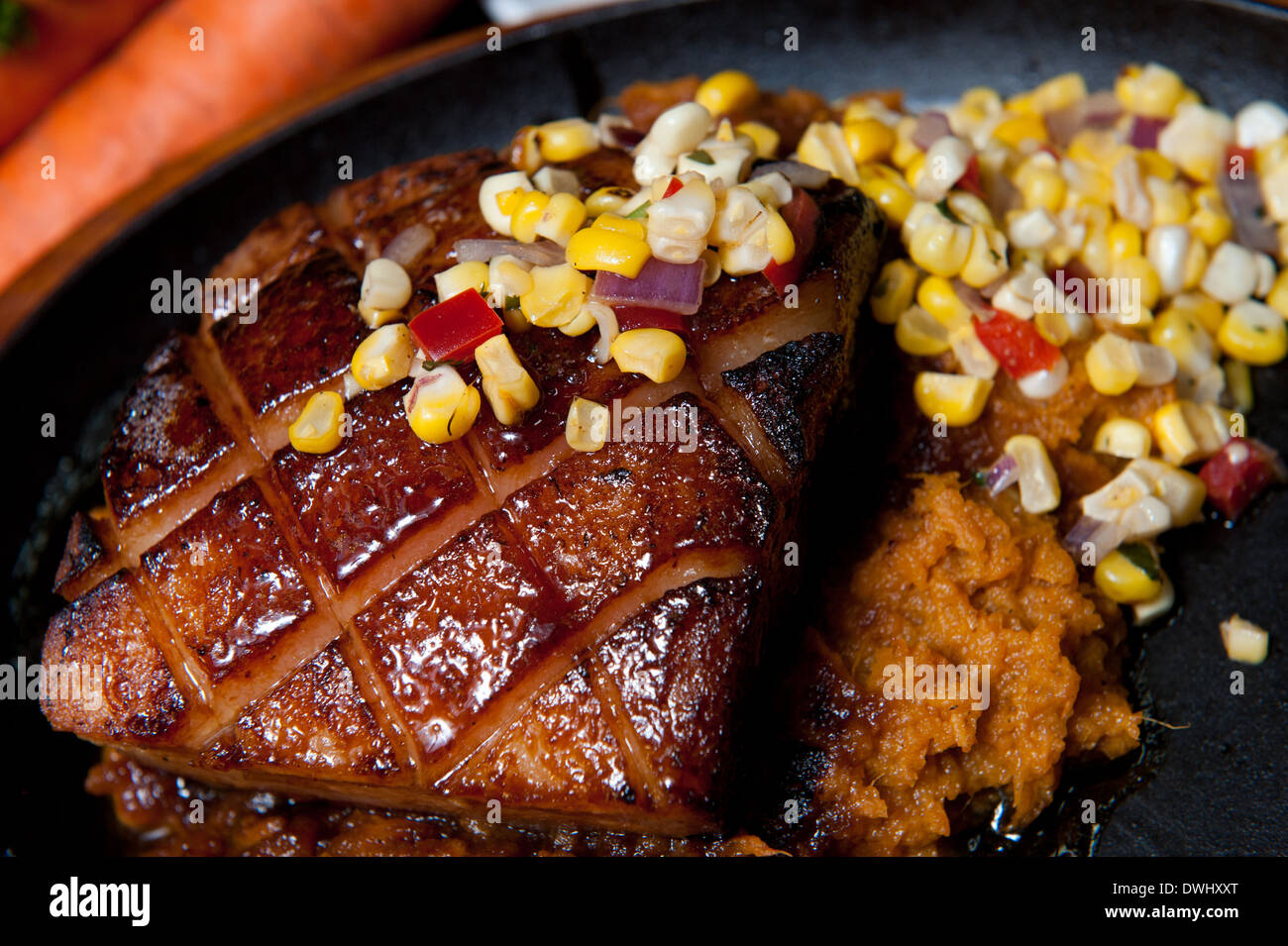 Cork's Wine Bar & Bistro, Amherst placcato piastra di maiale con patate dolci e mais Foto Stock