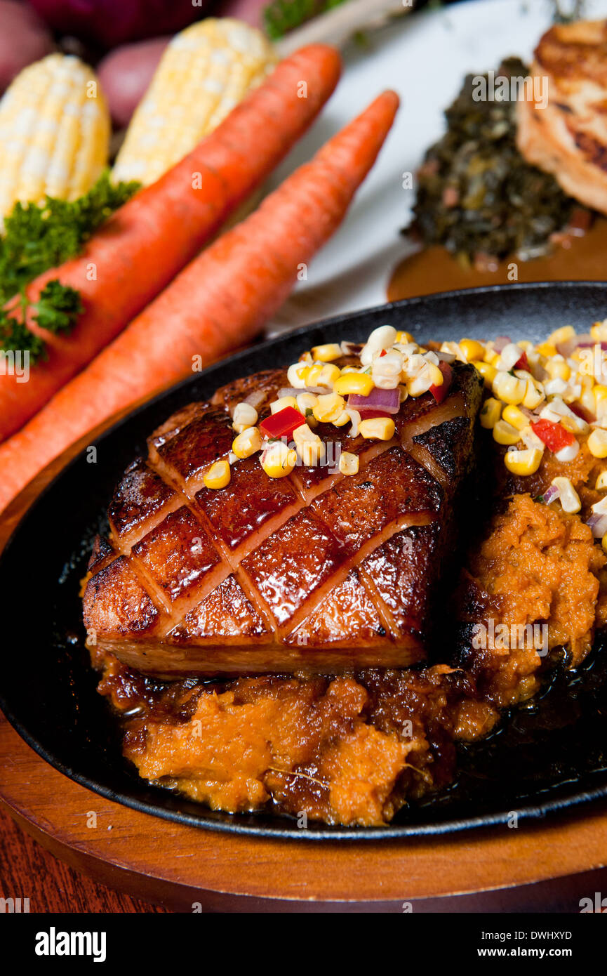 Cork's Wine Bar & Bistro, Amherst placcato piastra di maiale con patate dolci e mais Foto Stock