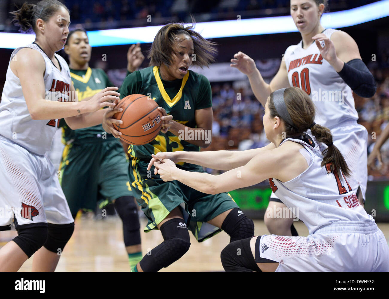 9 marzo 2014 - Uncasville, CT, Stati Uniti d'America - Domenica 9 marzo, 2014: South Florida Bulls guard Shalethia Stringfield (23) cerca di mantenere il possesso della palla circondata da Louisville Cardinali guard Louisville Cardinali guard Shoni Schimmel (23), Louisville Cardinali guard Jude Schimmel (22), e di Louisville Cardinali avanti Sara Hammond (00) durante la seconda metà della American Athletic Conference womens basketball semi-finale di partita del torneo tra il sud della Florida e Louisville a Mohegan Sun Arena di Uncasville, CT. Louisville ha vinto in un serrato gioco 60-56. Bill Shettle / Cal Sport Media. Foto Stock