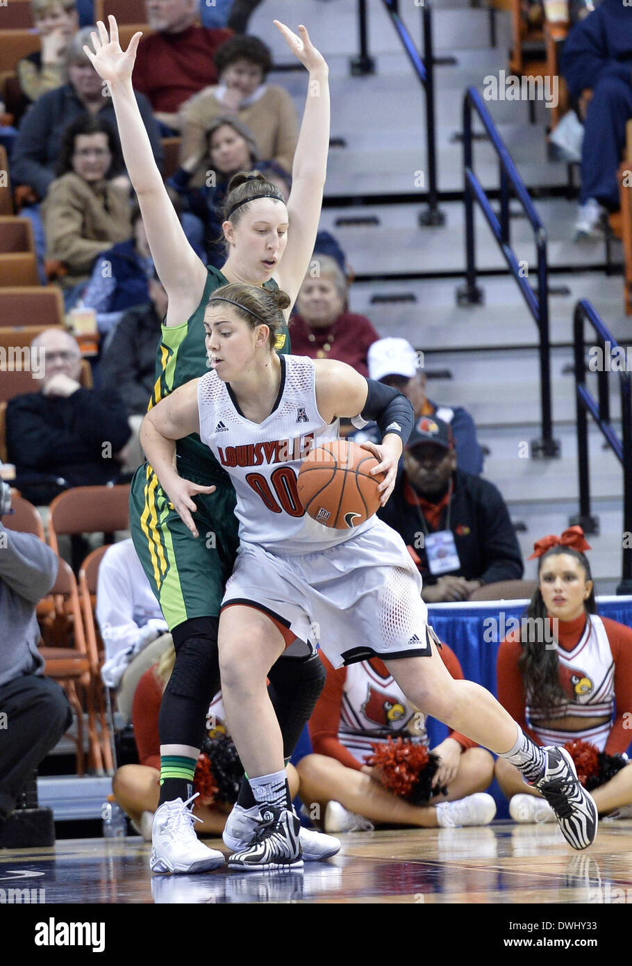 Uncasville, CT, Stati Uniti d'America. 9 Mar 2014. Domenica 9 marzo, 2014: Louisville Cardinali avanti Sara Hammond (00) posti fino South Florida Bulls avanti Katelyn Weber (45) durante la seconda metà della American Athletic Conference womens basketball semi-finale di partita del torneo tra il sud della Florida e Louisville a Mohegan Sun Arena di Uncasville, CT. Louisville ha vinto in un serrato gioco 60-56. Bill Shettle / Cal Sport Media. © csm/Alamy Live News Foto Stock