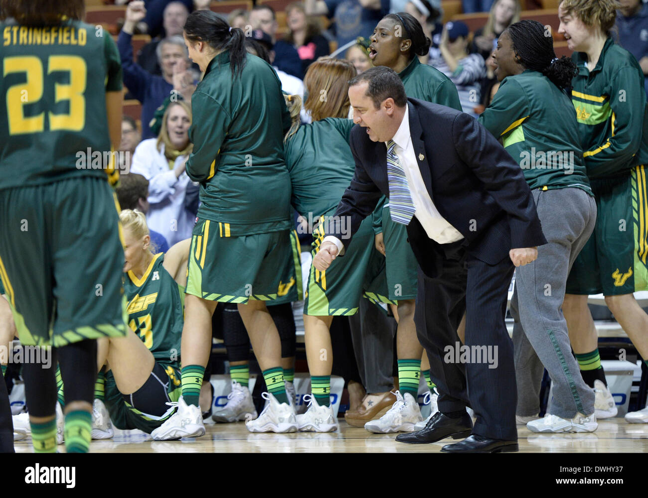 Uncasville, CT, Stati Uniti d'America. 9 Mar 2014. Domenica 9 marzo, 2014: South Florida Bulls head coach Jose Fernandez celebra un gioco lungo il margine durante la seconda metà della American Athletic Conference womens basketball semi-finale di partita del torneo tra il sud della Florida e Louisville a Mohegan Sun Arena di Uncasville, CT. Louisville ha vinto in un serrato gioco 60-56. Bill Shettle / Cal Sport Media. © csm/Alamy Live News Foto Stock