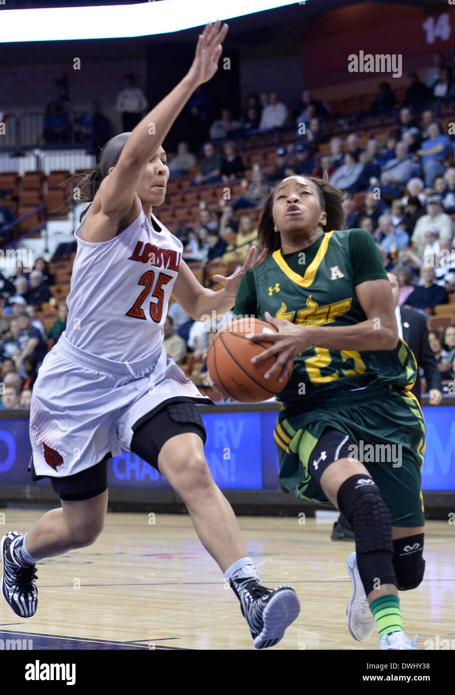 Uncasville, CT, Stati Uniti d'America. 9 Mar 2014. Domenica 9 marzo, 2014: South Florida Bulls guard Shalethia Stringfield (23) rigidi per il cesto contro Louisville Cardinali guard Tia Gibbs (25) durante la seconda metà della American Athletic Conference womens basketball semi-finale di partita del torneo tra il sud della Florida e Louisville a Mohegan Sun Arena di Uncasville, CT. Louisville ha vinto in un serrato gioco 60-56. Bill Shettle / Cal Sport Media. © csm/Alamy Live News Foto Stock