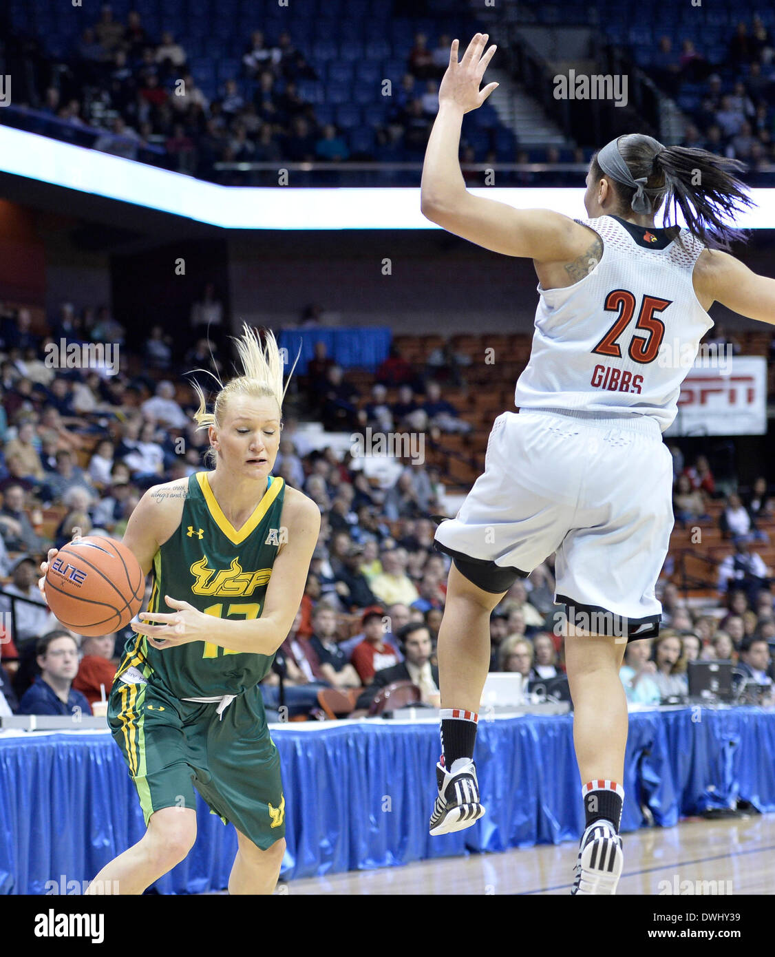 Uncasville, CT, Stati Uniti d'America. 9 Mar 2014. Domenica 9 marzo, 2014: South Florida Bulls guard Inga Orekhova (13) si libera da Louisville Cardinali guard Tia Gibbs (25) durante la seconda metà della American Athletic Conference womens basketball semi-finale di partita del torneo tra il sud della Florida e Louisville a Mohegan Sun Arena di Uncasville, CT. Louisville ha vinto in un serrato gioco 60-56. Bill Shettle / Cal Sport Media. © csm/Alamy Live News Foto Stock