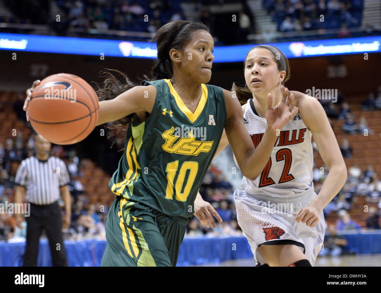 Uncasville, CT, Stati Uniti d'America. 9 Mar 2014. Domenica 9 marzo, 2014: South Florida Bulls guard Courtney Williams (10) aziona la baseline contro Louisville Cardinali guard Jude Schimmel (22) durante la seconda metà della American Athletic Conference womens basketball semi-finale di partita del torneo tra il sud della Florida e Louisville a Mohegan Sun Arena di Uncasville, CT. Louisville ha vinto in un serrato gioco 60-56. Bill Shettle / Cal Sport Media. © csm/Alamy Live News Foto Stock