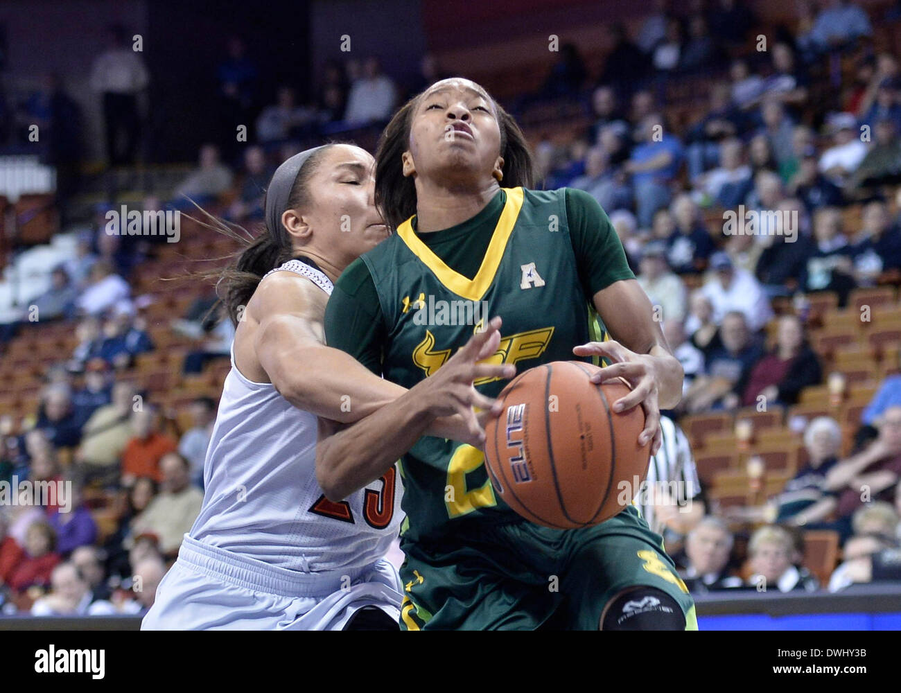 Uncasville, CT, Stati Uniti d'America. 9 Mar 2014. Domenica 9 marzo, 2014: South Florida Bulls guard Shalethia Stringfield (23) viene imbrattata disco da Louisville Cardinali guard Tia Gibbs (25), passando per il cestello durante la seconda metà della American Athletic Conference womens basketball semi-finale di partita del torneo tra il sud della Florida e Louisville a Mohegan Sun Arena di Uncasville, CT. Louisville ha vinto in un serrato gioco 60-56. Bill Shettle / Cal Sport Media. © csm/Alamy Live News Foto Stock