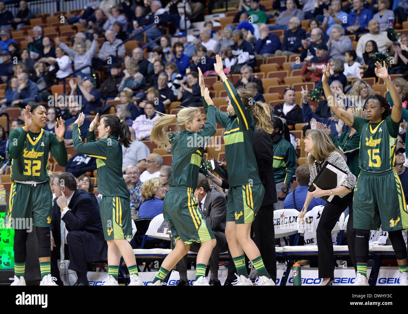 Uncasville, CT, Stati Uniti d'America. 9 Mar 2014. Domenica 9 marzo, 2014: La Florida del Sud panchina festeggia tre punti di cestello durante la seconda metà della American Athletic Conference womens basketball semi-finale di partita del torneo tra il sud della Florida e Louisville a Mohegan Sun Arena di Uncasville, CT. Louisville ha vinto in un serrato gioco 60-56. Bill Shettle / Cal Sport Media. © csm/Alamy Live News Foto Stock