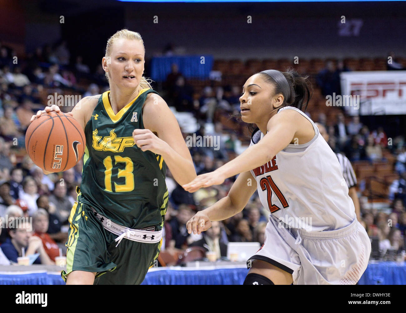 Uncasville, CT, Stati Uniti d'America. 9 Mar 2014. Domenica 9 marzo, 2014: South Florida Bulls guard Inga Orekhova rigidi per il cesto contro Louisville Cardinali guard Bria Smith (21) durante la seconda metà della American Athletic Conference womens basketball semi-finale di partita del torneo tra il sud della Florida e Louisville a Mohegan Sun Arena di Uncasville, CT. Louisville ha vinto in un serrato gioco 60-56. Bill Shettle / Cal Sport Media. © csm/Alamy Live News Foto Stock