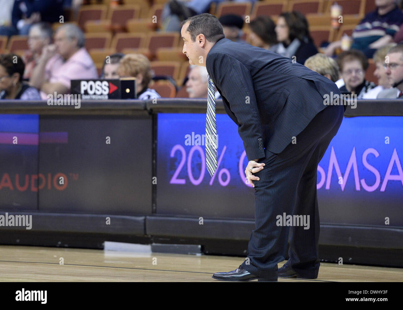 Uncasville, CT, Stati Uniti d'America. 9 Mar 2014. Domenica 9 marzo, 2014: South Florida Bulls head coach Jose Fernandez guarda dal margine durante la seconda metà della American Athletic Conference womens basketball semi-finale di partita del torneo tra il sud della Florida e Louisville a Mohegan Sun Arena di Uncasville, CT. Louisville ha vinto in un serrato gioco 60-56. Bill Shettle / Cal Sport Media. © csm/Alamy Live News Foto Stock