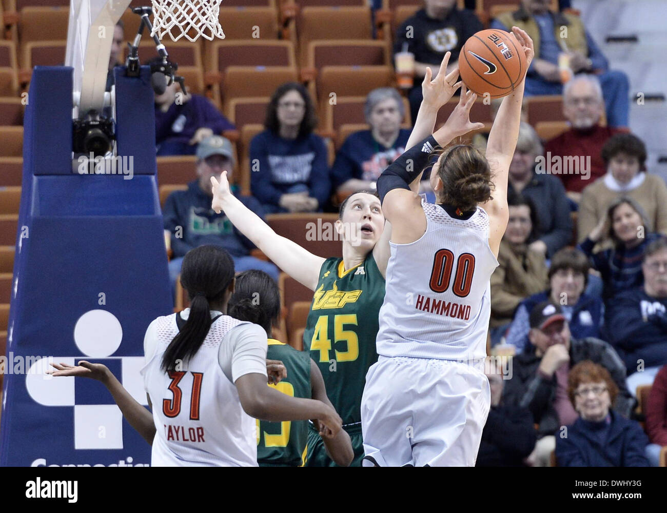 Uncasville, CT, Stati Uniti d'America. 9 Mar 2014. Domenica 9 marzo, 2014: Louisville Cardinali avanti Sara Hammond (00) va al cestello in basso contro South Florida Bulls avanti Katelyn Weber (45) durante la seconda metà della American Athletic Conference womens basketball semi-finale di partita del torneo tra il sud della Florida e Louisville a Mohegan Sun Arena di Uncasville, CT. Louisville ha vinto in un serrato gioco 60-56. Bill Shettle / Cal Sport Media. © csm/Alamy Live News Foto Stock