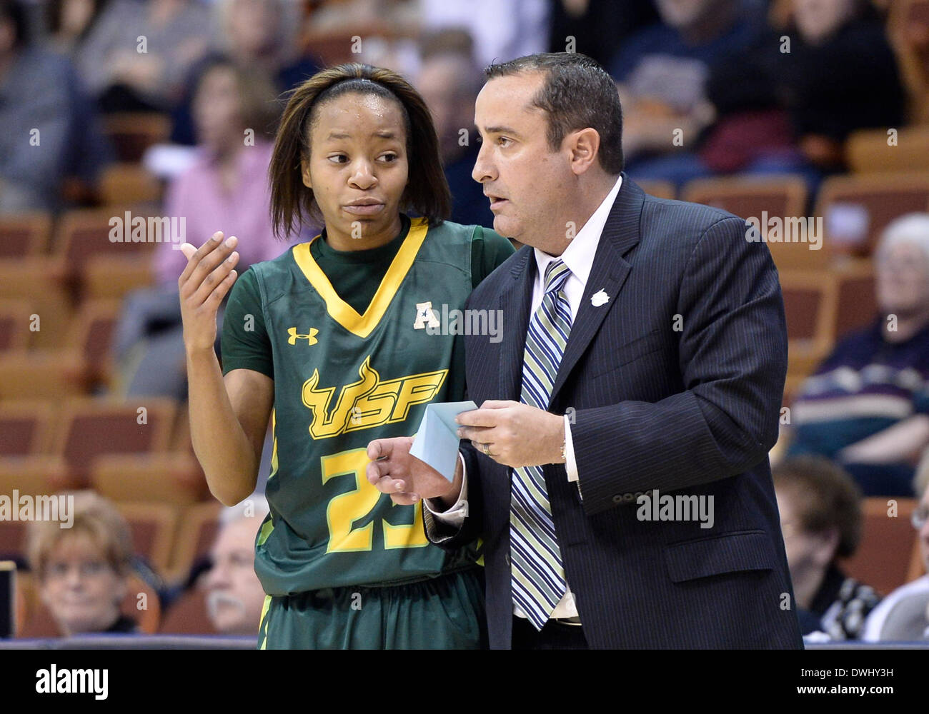 Uncasville, CT, Stati Uniti d'America. 9 Mar 2014. Domenica 9 marzo, 2014: South Florida Bulls head coach Jose Fernandez parla di strategia con South Florida Bulls guard Shalethia Stringfield (23) durante la seconda metà della American Athletic Conference womens basketball semi-finale di partita del torneo tra il sud della Florida e Louisville a Mohegan Sun Arena di Uncasville, CT. Louisville ha vinto in un serrato gioco 60-56. Bill Shettle / Cal Sport Media. © csm/Alamy Live News Foto Stock
